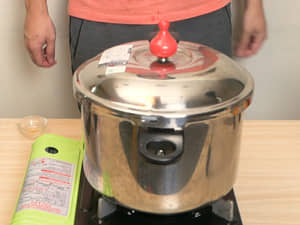 簡單版番茄紅酒燉牛腱，可以用電子鍋or壓力鍋輕鬆做喔！