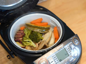蒸秋季時蔬溫沙拉，佐味噌沙拉醬｜象印微電腦電子鍋