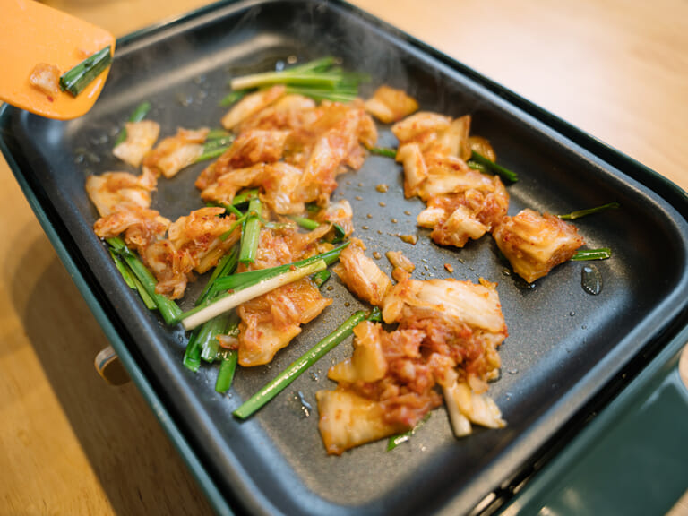 鐵板泡菜起司牽絲炒飯｜日本BRUNO電烤盤 步驟2