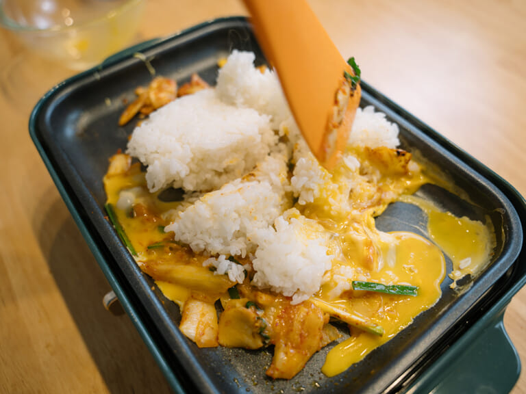鐵板泡菜起司牽絲炒飯｜日本BRUNO電烤盤 步驟3