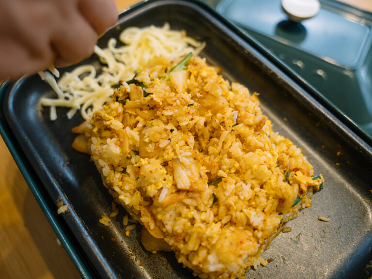 鐵板泡菜起司牽絲炒飯｜日本BRUNO電烤盤 步驟4