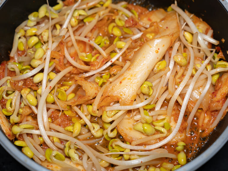 省錢食譜，泡菜炒豆芽 步驟2