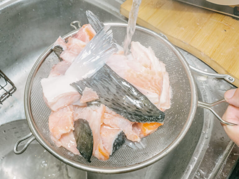 北海道鮭魚味噌『石狩鍋』｜北海道根昆布高湯 步驟2