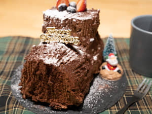 聖誕樹幹蛋糕，以市售瑞士卷為基底做超簡單！
