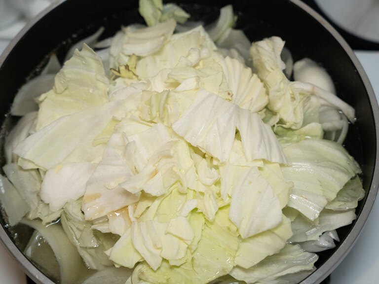 高麗菜蛋花味噌湯 步驟1
