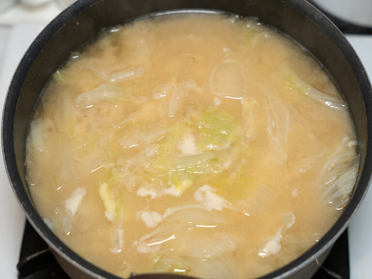 高麗菜蛋花味噌湯 步驟2