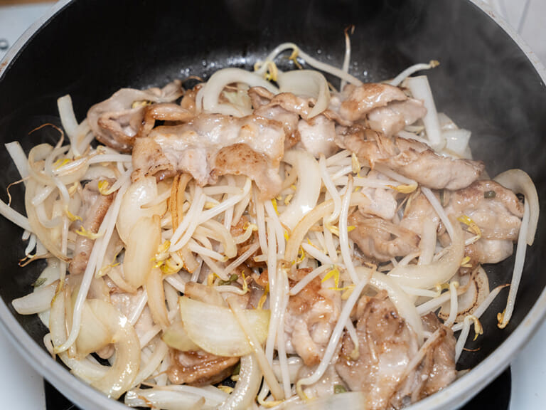 豬肉奶油醬燒豆芽菜 步驟3
