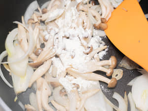 鮭魚鴻禧菇奶油義大利麵