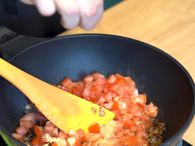 用咖哩粉完成超越餐廳的美味，「印度肉末咖哩」 步驟2