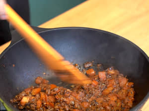用咖哩粉完成超越餐廳的美味，「印度肉末咖哩」
