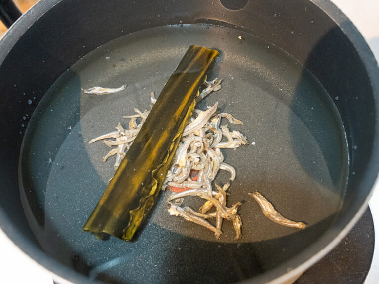 煮干叉燒拉麵 步驟1