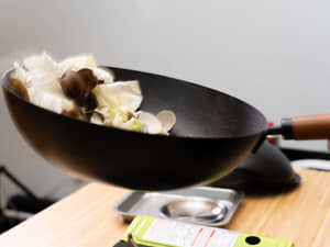 甩鍋炒一盤鑊氣十足的鮮蛤炒時蔬｜JIA家嚐碳化鐵鍋
