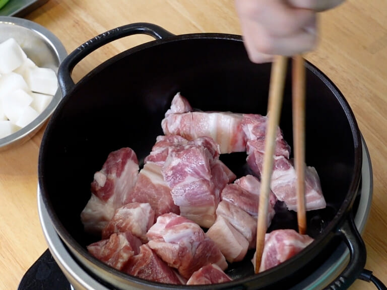 豬肉燉蘿蔔｜豚大根，用氣泡水免壓力鍋 步驟1