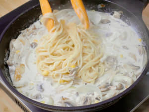 奶油白醬義大利湯麵，煮麵順手完成湯頭