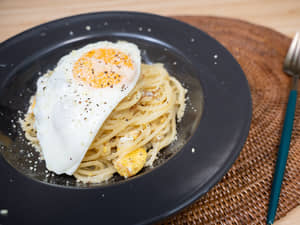 煎蛋起司義大利麵 poverello pasta，窮人的義大利麵