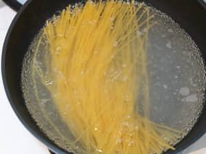煎蛋起司義大利麵 poverello pasta，窮人的義大利麵
