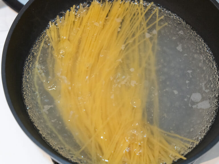 煎蛋起司義大利麵 poverello pasta，窮人的義大利麵 步驟1
