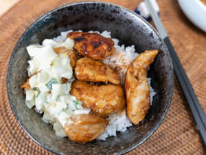 酸甜醬燒雞肉丼，佐塔塔醬