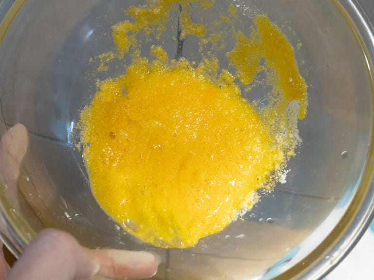 Carbonara風起司培根烏龍蛋麵｜草上奔放牧蛋 步驟1