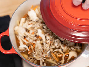 冬日正需要這一鍋，牡蠣舞菇炊飯｜LE CREUSET琺瑯鑄鐵圓形燉鍋