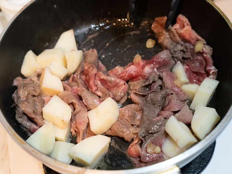 奶油醬燒炒牛肉馬鈴薯 步驟4