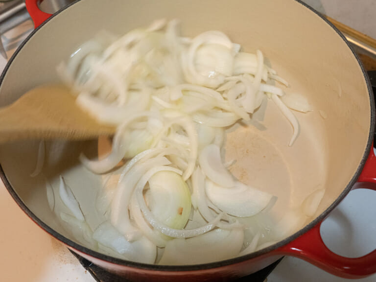 關西人都吃這個口味！牛筋咖哩 步驟1