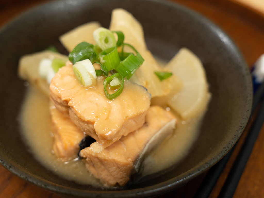 味噌鮭魚燉煮蘿蔔