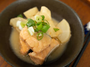 味噌鮭魚燉煮蘿蔔