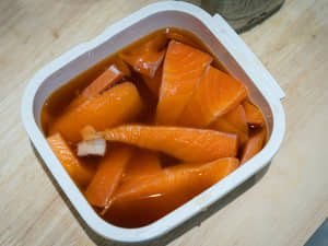 鰹魚醬油漬鮭魚生魚片