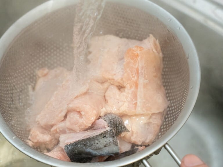 【減醣食譜】日式鮭魚雜魚湯 步驟1