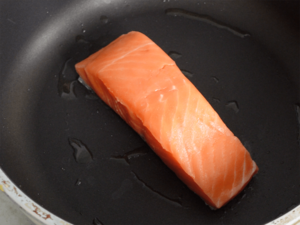 【減醣料理】香煎鮭魚排・佐奶油豆乳青檸醬汁