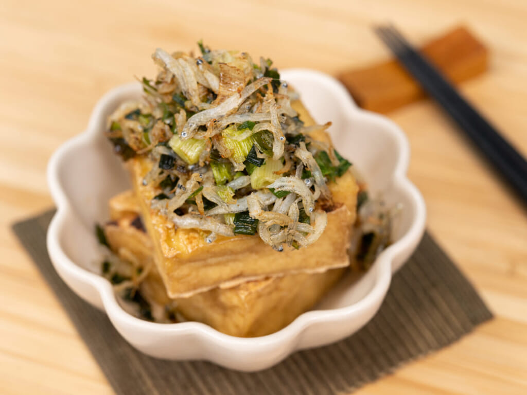 10分鐘上菜｜油豆腐拌蔥小魚鬆