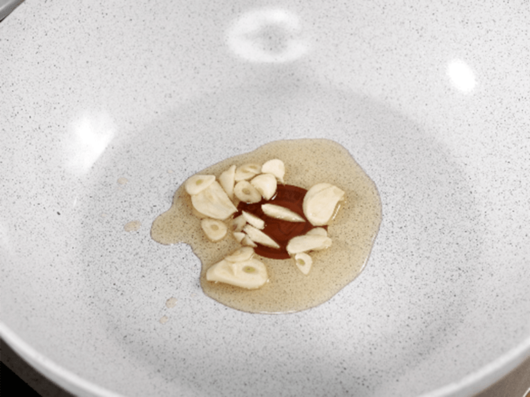 什錦油豆腐炒白菜 步驟3