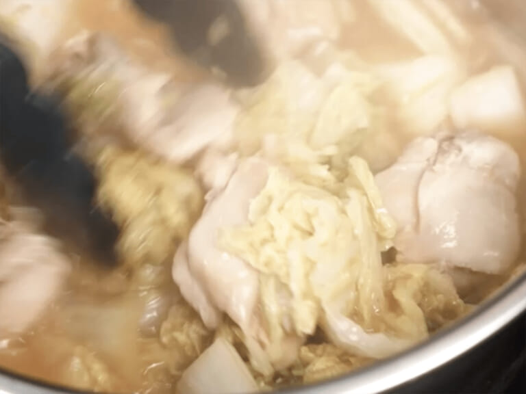 電鍋版，白菜雞肉味噌煮 步驟5