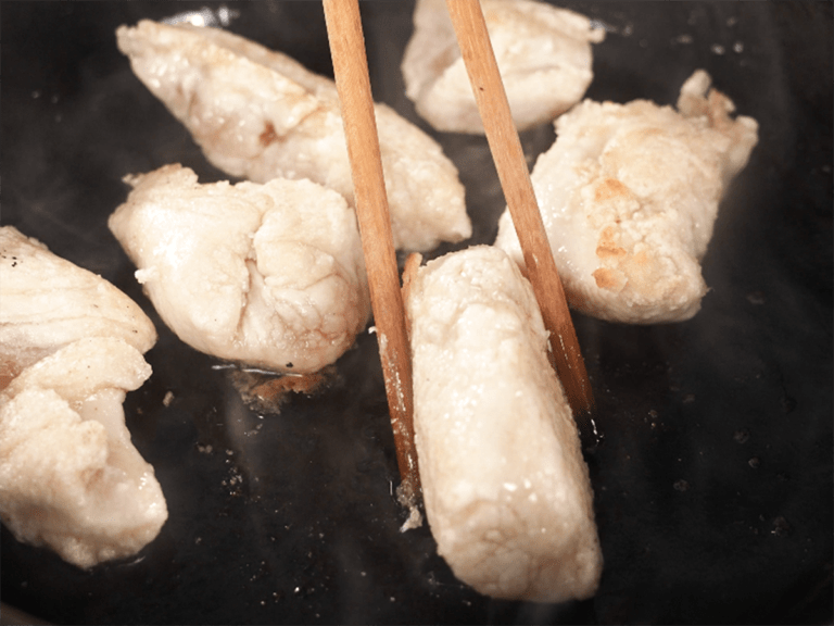 鰹魚醬油煮蘿蔔泥雞肉 步驟3