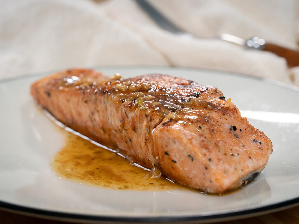 紐奧良香料煎鮭魚排・佐蒜香奶油醬汁