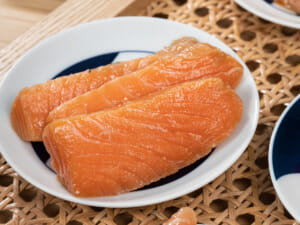鰹魚醬油鮭魚生魚片