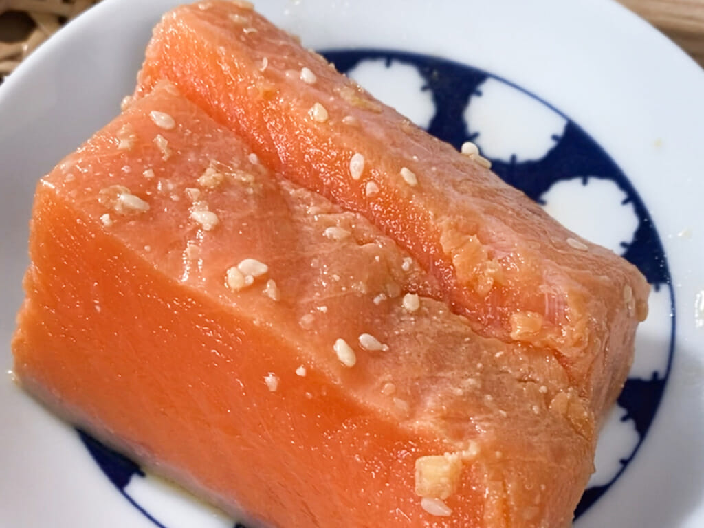 蒜香柚子醬油漬鮭魚生魚片