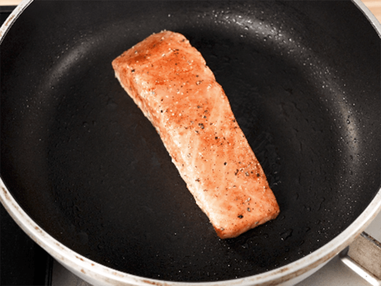 紐奧良香料煎鮭魚排・佐蒜香奶油醬汁 步驟2