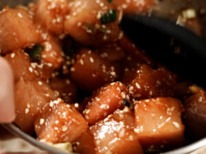 蔥麻醬漬鮪魚生魚片