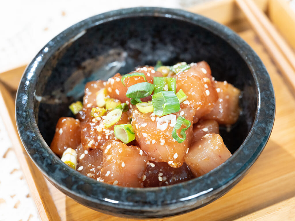 蔥麻醬漬鮪魚生魚片