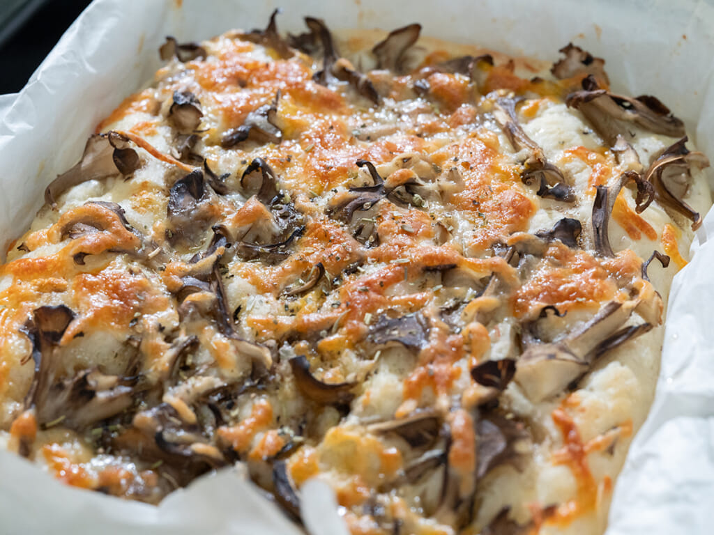 免揉蘑菇香蒜佛卡夏麵包，大孔洞超鬆軟