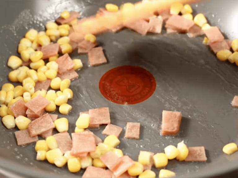 玉子燒鍋做歐姆蛋包飯 步驟1