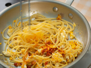 poverello pasta爆蒜煎蛋起司義大利麵 ft.灶市 油封香蒜酥