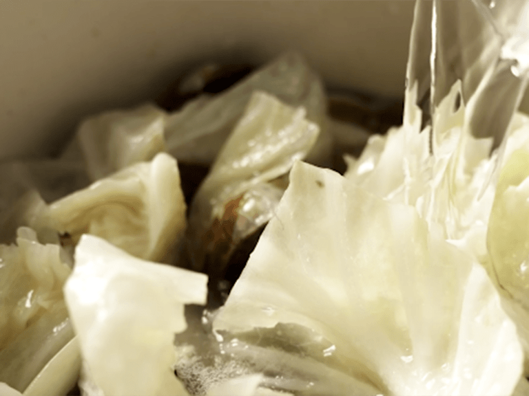 高麗菜蒜香蛤蜊湯 步驟5
