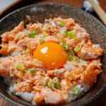 麻油醬香熱燻鮭魚丼