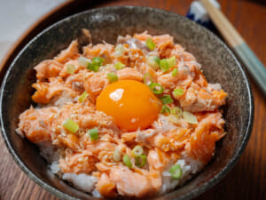 麻油醬香熱燻鮭魚丼