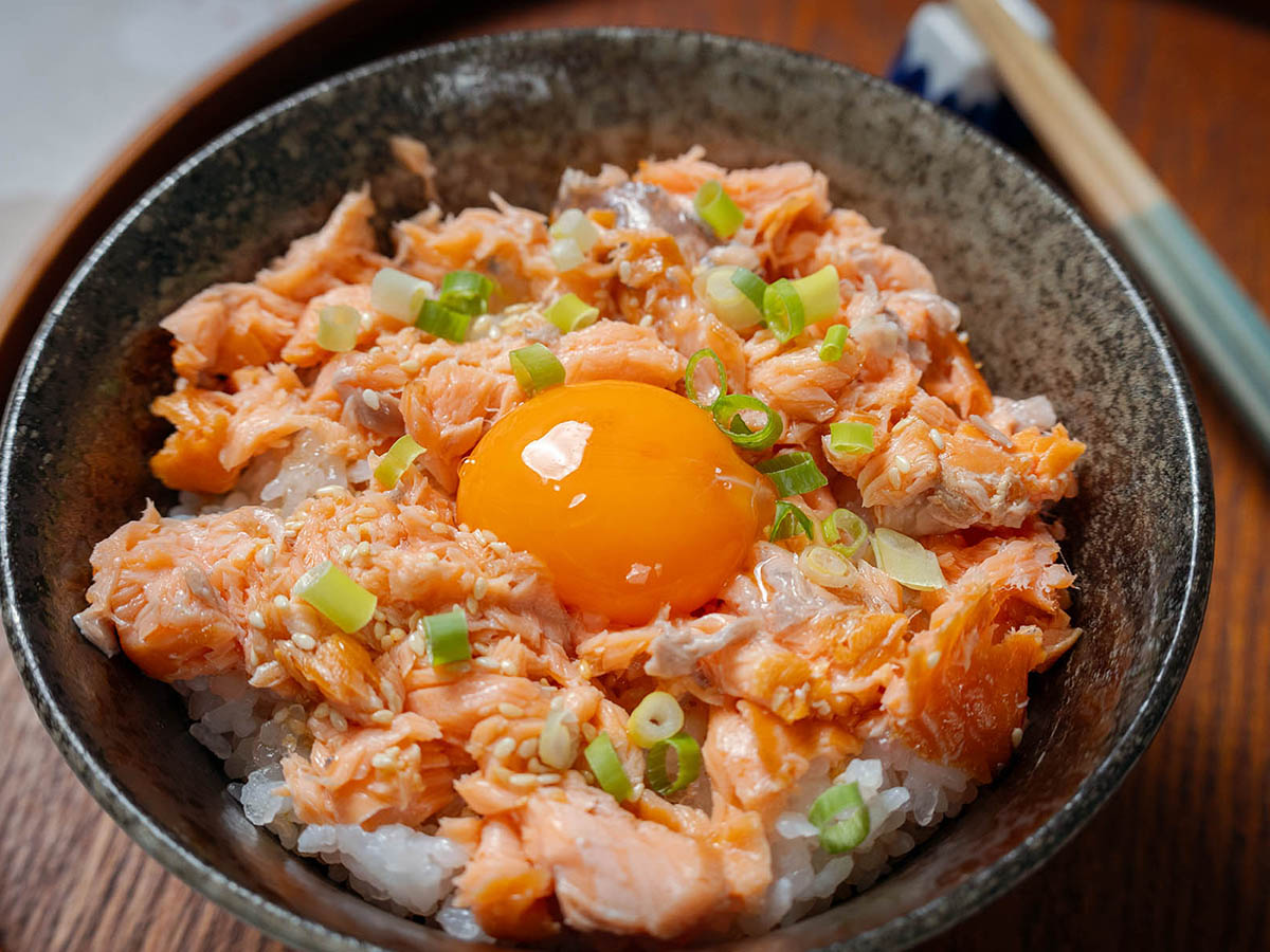 麻油醬香熱燻鮭魚丼 - 日本男子的日式家庭料理 | tasty-note | 每天都有新食譜!