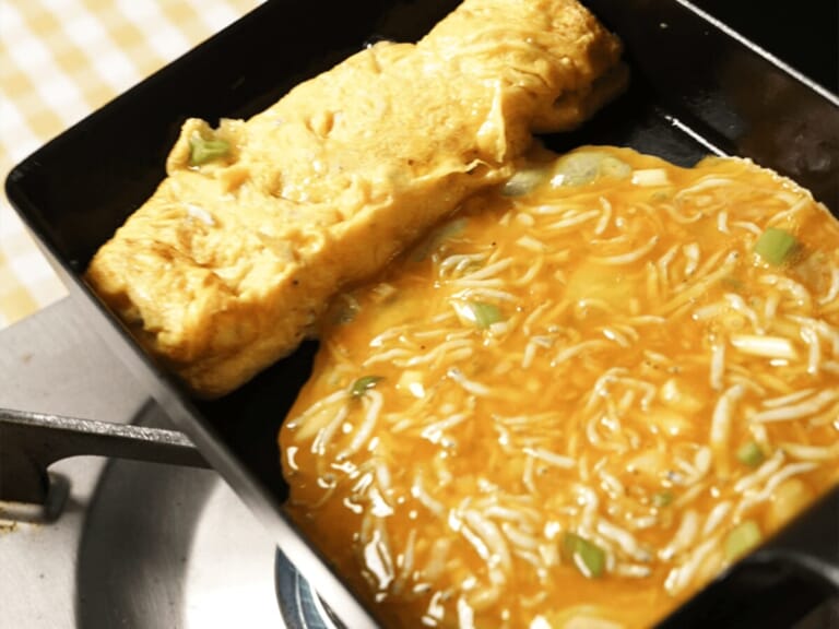 蔥花吻仔魚鹽麴玉子燒，一匙就完成調味！ 步驟3