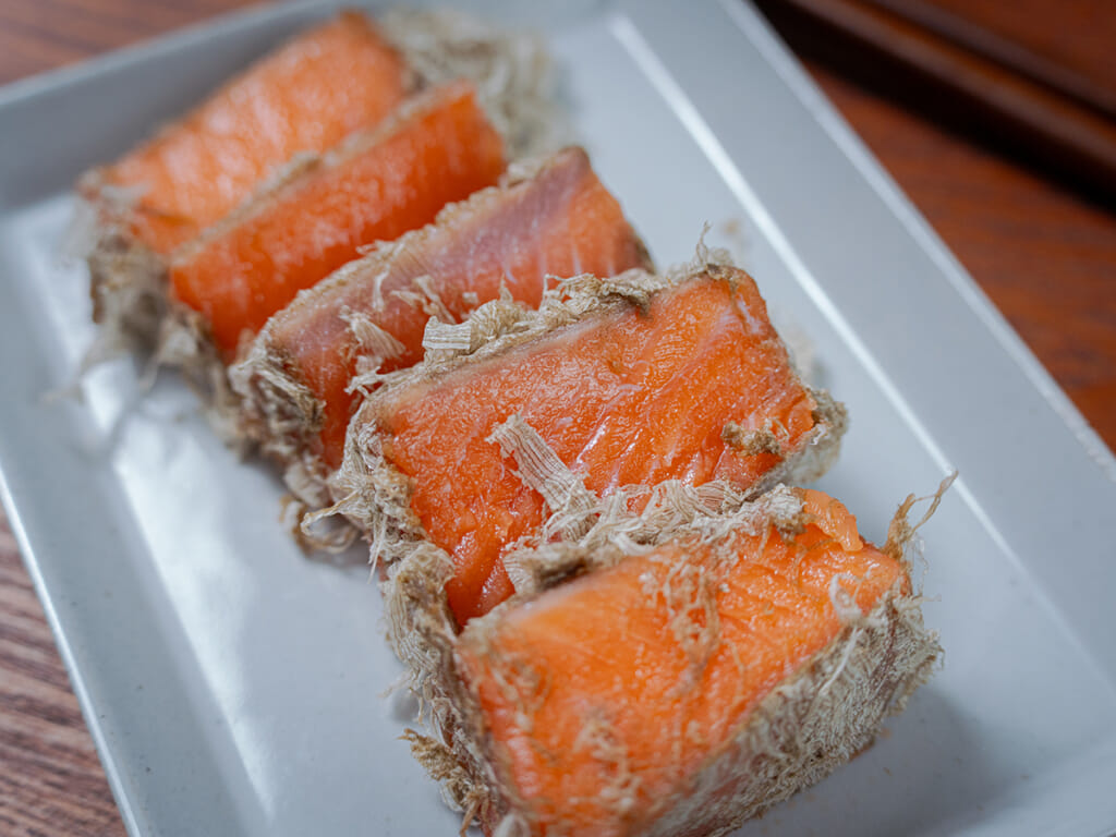 昆布絲醃鮭魚生魚片